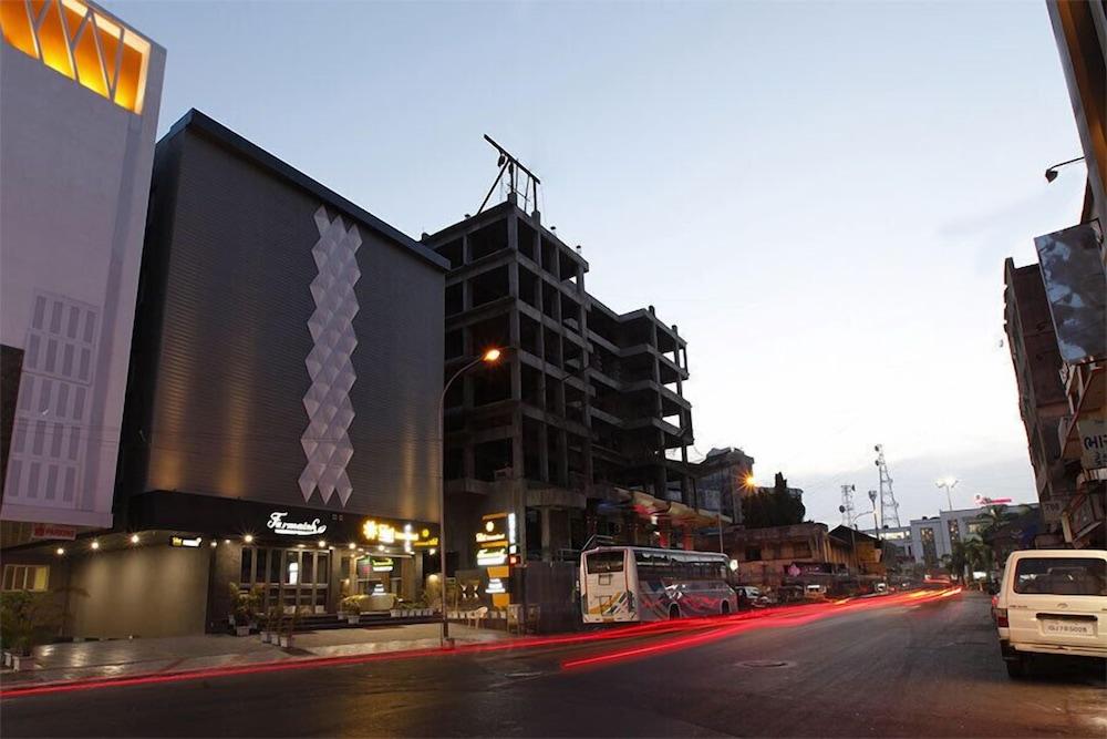 Hotel Sifat International Surate Extérieur photo